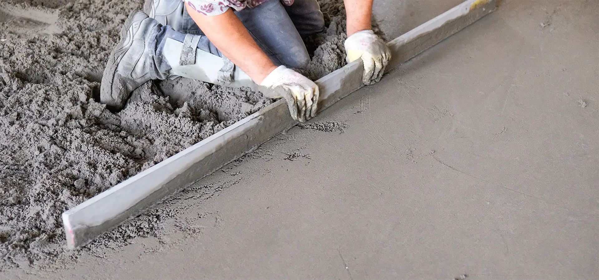Gładzenie nawierzchni betonowej